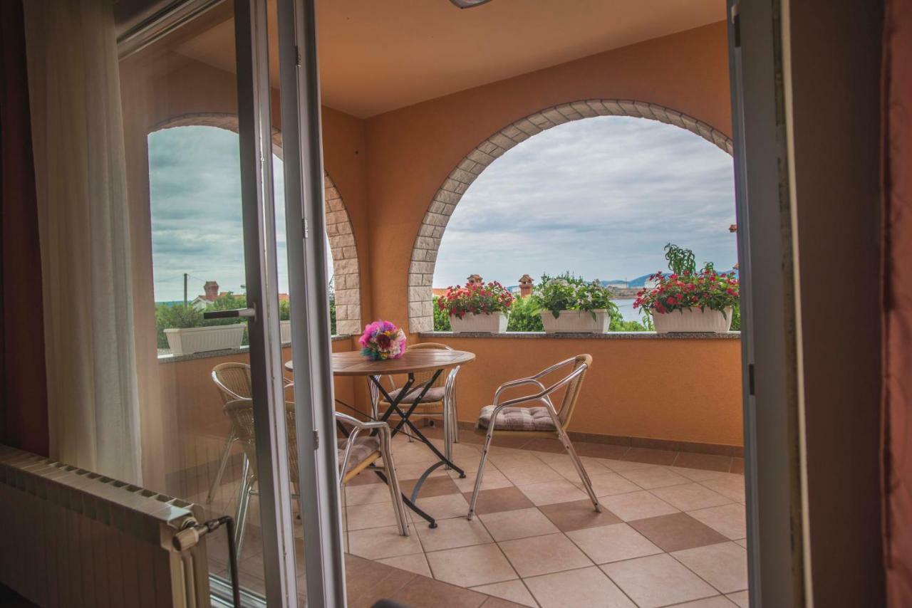 Appartamento Apartman Lana Omišalj Esterno foto
